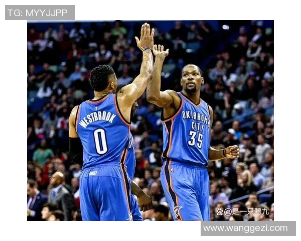 镜头捕捉:球员交易赛场小动作引发热议 镜头捕捉:球员交易赛场小动作引发热议