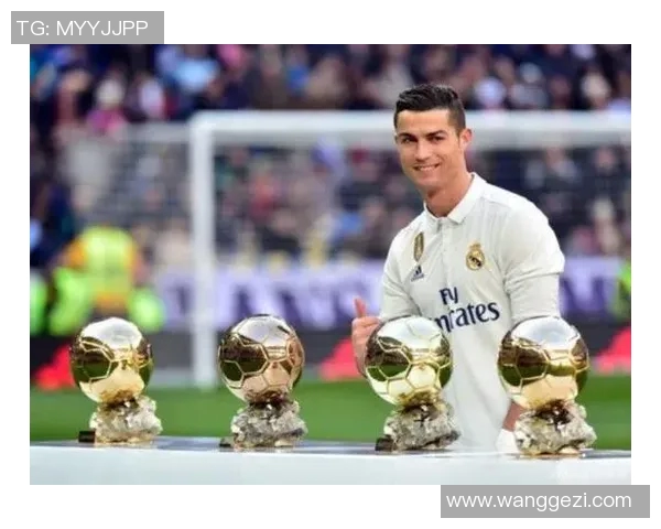 镜头捕捉：曼联赛场小动作引发热议