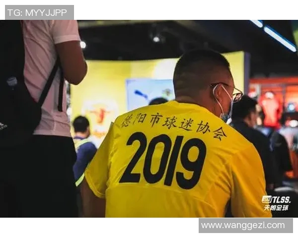 球迷连夜排队抢购球衣场面堪比演唱会引爆热情狂潮